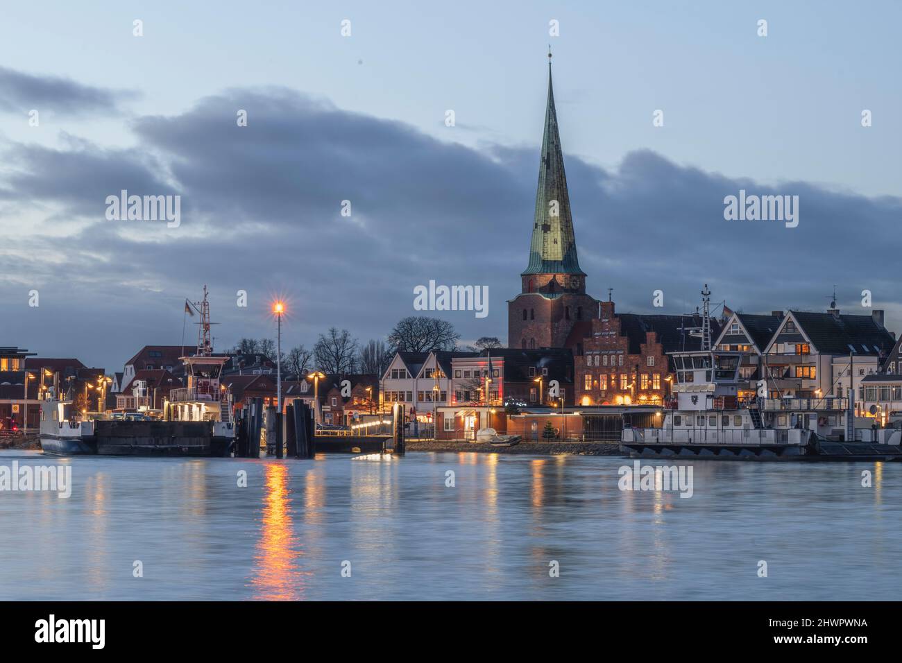 Allemagne, Schleswig-Holstein, Lubeck, Skyline de Travemunde au crépuscule Banque D'Images