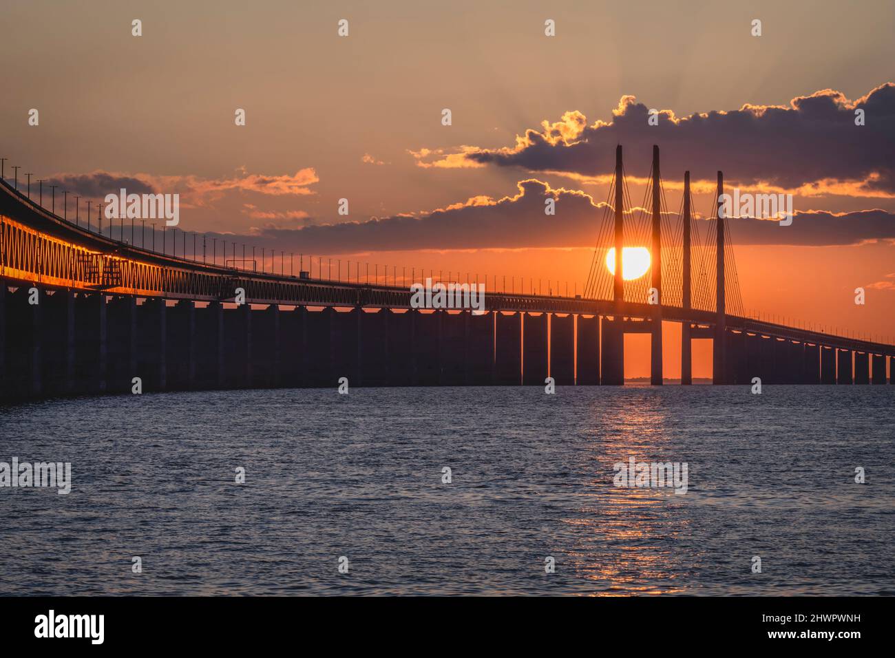 Suède, Comté de Skane, Malmo, Silhouette du pont d'Oresund au coucher du soleil Banque D'Images