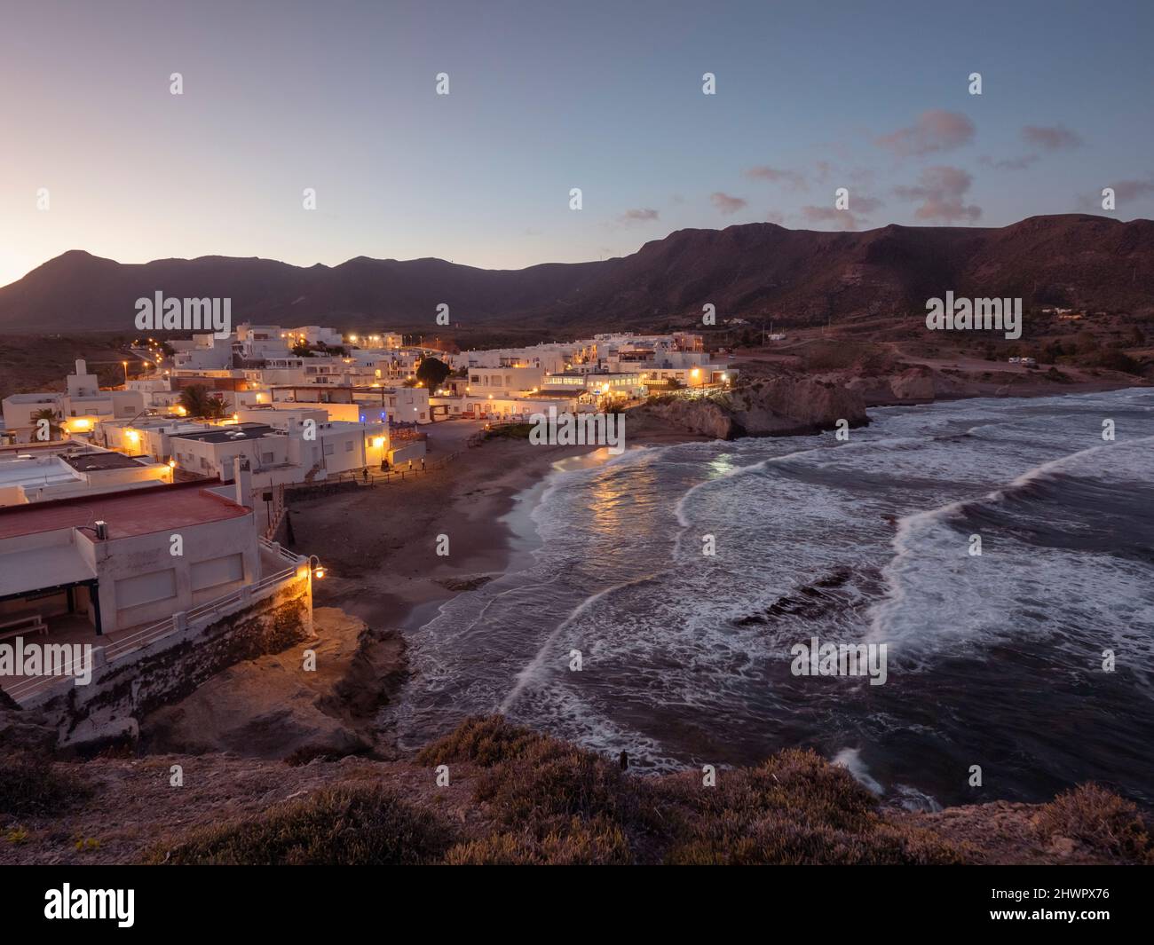 Espagne, province d'Almeria, Isleta del Moro, village de pêcheurs à Cabo de Gata au crépuscule Banque D'Images