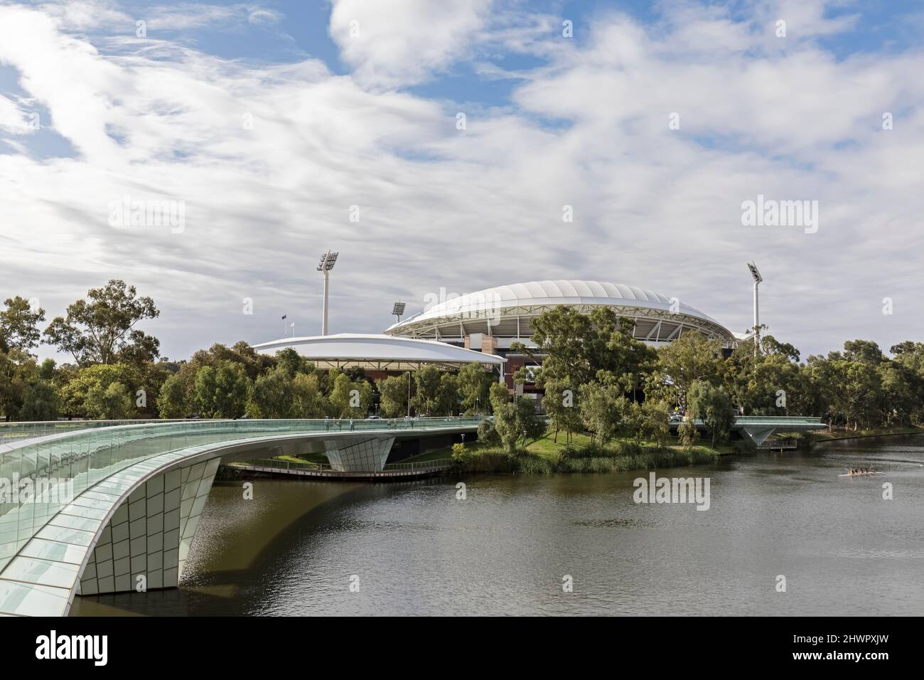 Australie, Australie méridionale, Adélaïde, pont sur la rivière Torrens avec Adelaide Oval en arrière-plan Banque D'Images