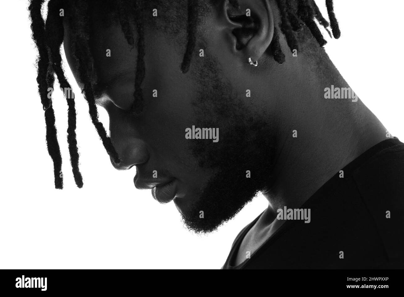 Portrait d'un jeune homme sur fond blanc. Banque D'Images