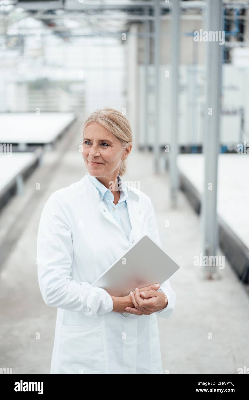 Scientifique avec un Tablet PC en laboratoire Banque D'Images
