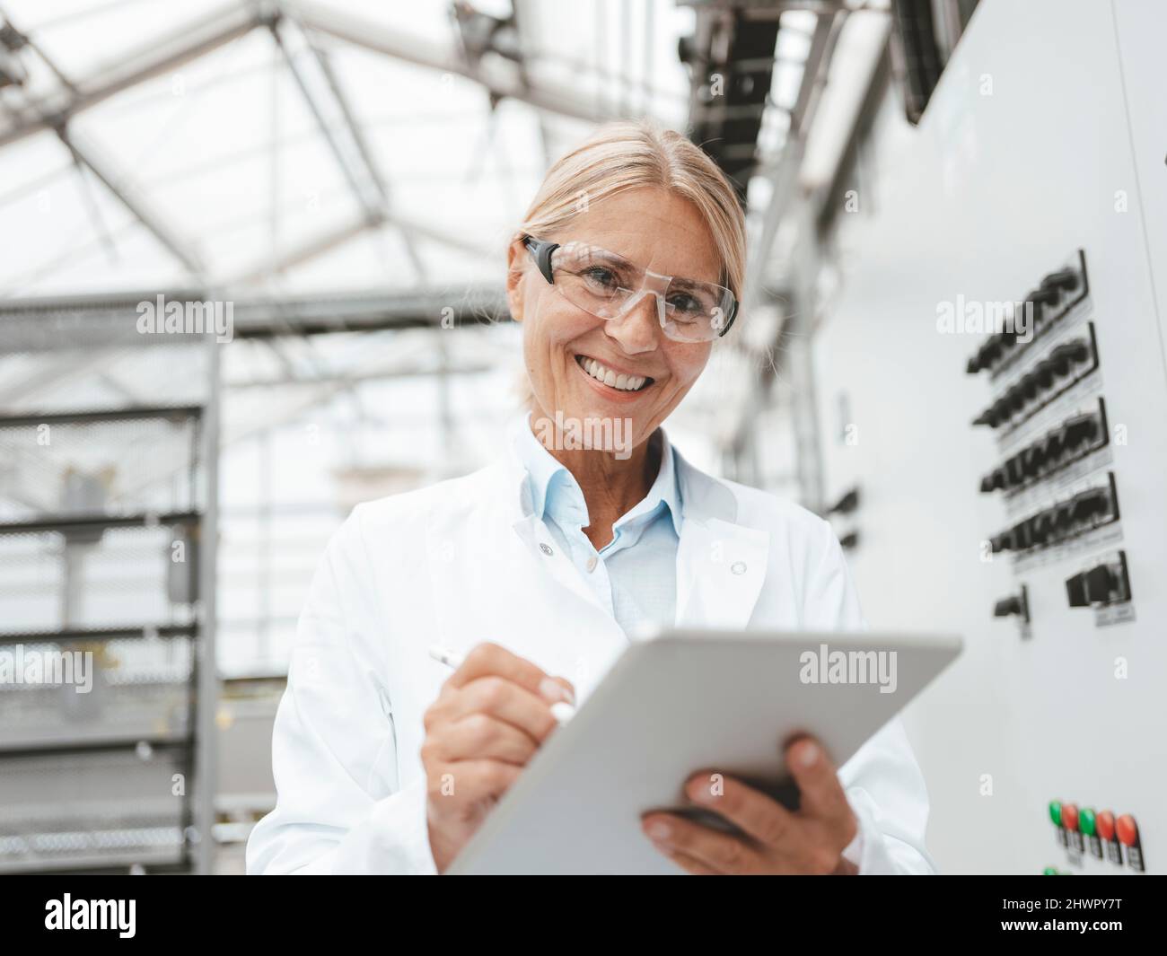Bon biologiste avec un Tablet PC en laboratoire Banque D'Images