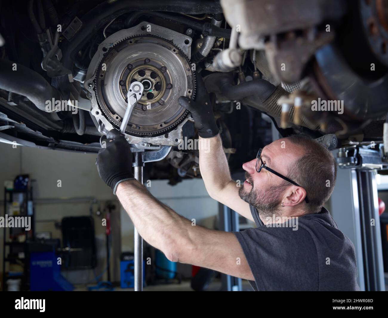 Mécanicien répare la roue de voiture dans l'atelier de réparation automobile Banque D'Images