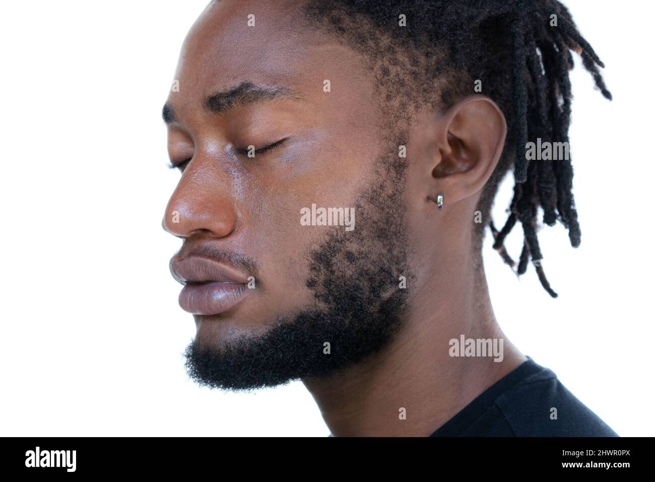 Portrait d'un homme afro-américain élégant isolé sur fond blanc Banque D'Images