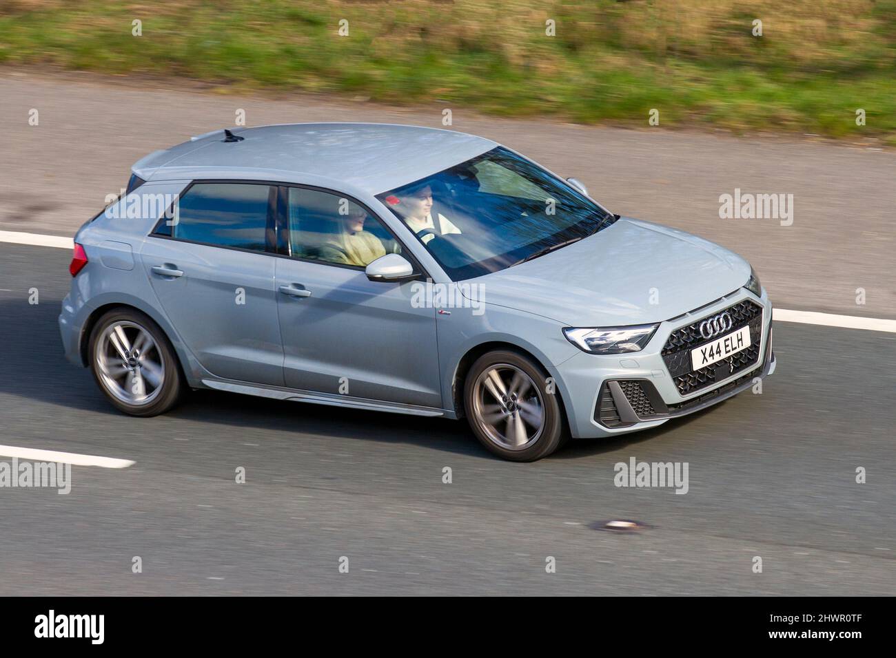 2020 gris Audi Sportback TFSI S ligne 999cc 7 vitesse automatique; circulation de véhicule, véhicules en mouvement, voitures, véhicule roulant sur les routes du Royaume-Uni, moteurs, conduite sur l'autoroute M6 route du Royaume-Uni. Banque D'Images