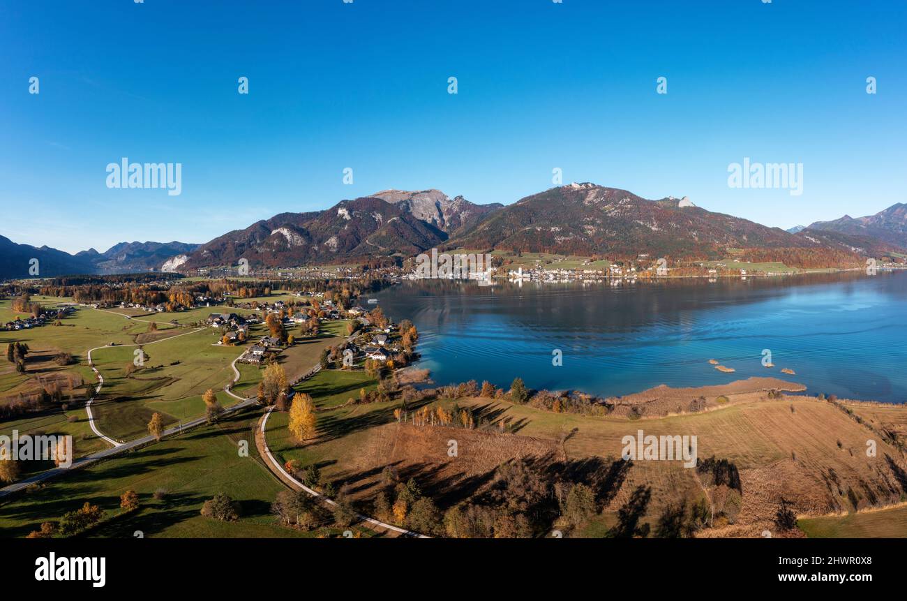Autriche, Salzbourg, Sankt Wolfgang im Salzkammergut, Drone vue sur le lac Wolfgang et village adjacent avec la montagne Schafberg en arrière-plan Banque D'Images