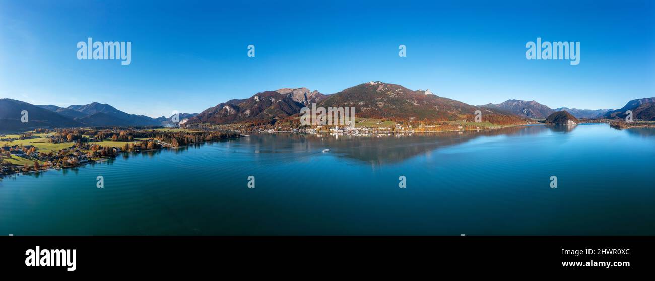 Autriche, Salzbourg, Sankt Wolfgang im Salzkammergut, Drone panorama du lac Wolfgang avec la montagne Schafberg en arrière-plan Banque D'Images