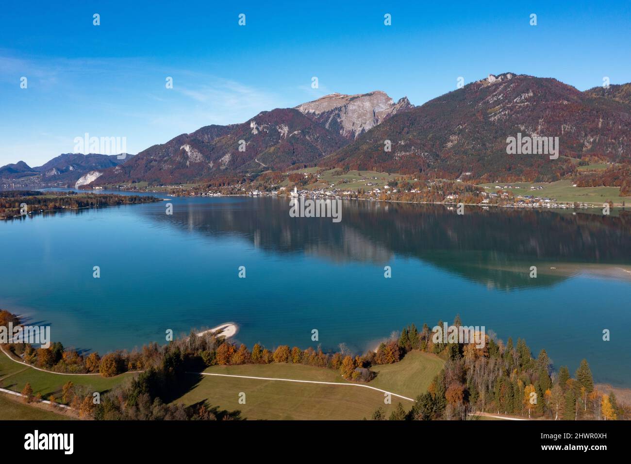 Autriche, Salzbourg, Sankt Wolfgang im Salzkammergut, Drone vue sur le lac Wolfgang et village adjacent avec la montagne Schafberg en arrière-plan Banque D'Images