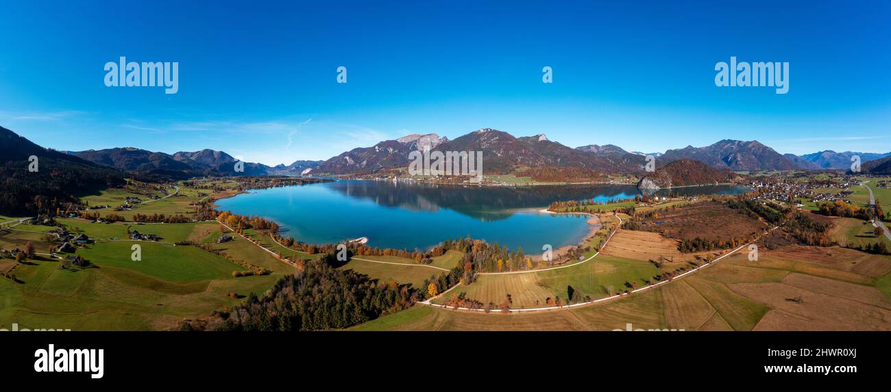 Autriche, Salzbourg, Sankt Wolfgang im Salzkammergut, Drone panorama du lac Wolfgang et Blinklingmoos Banque D'Images