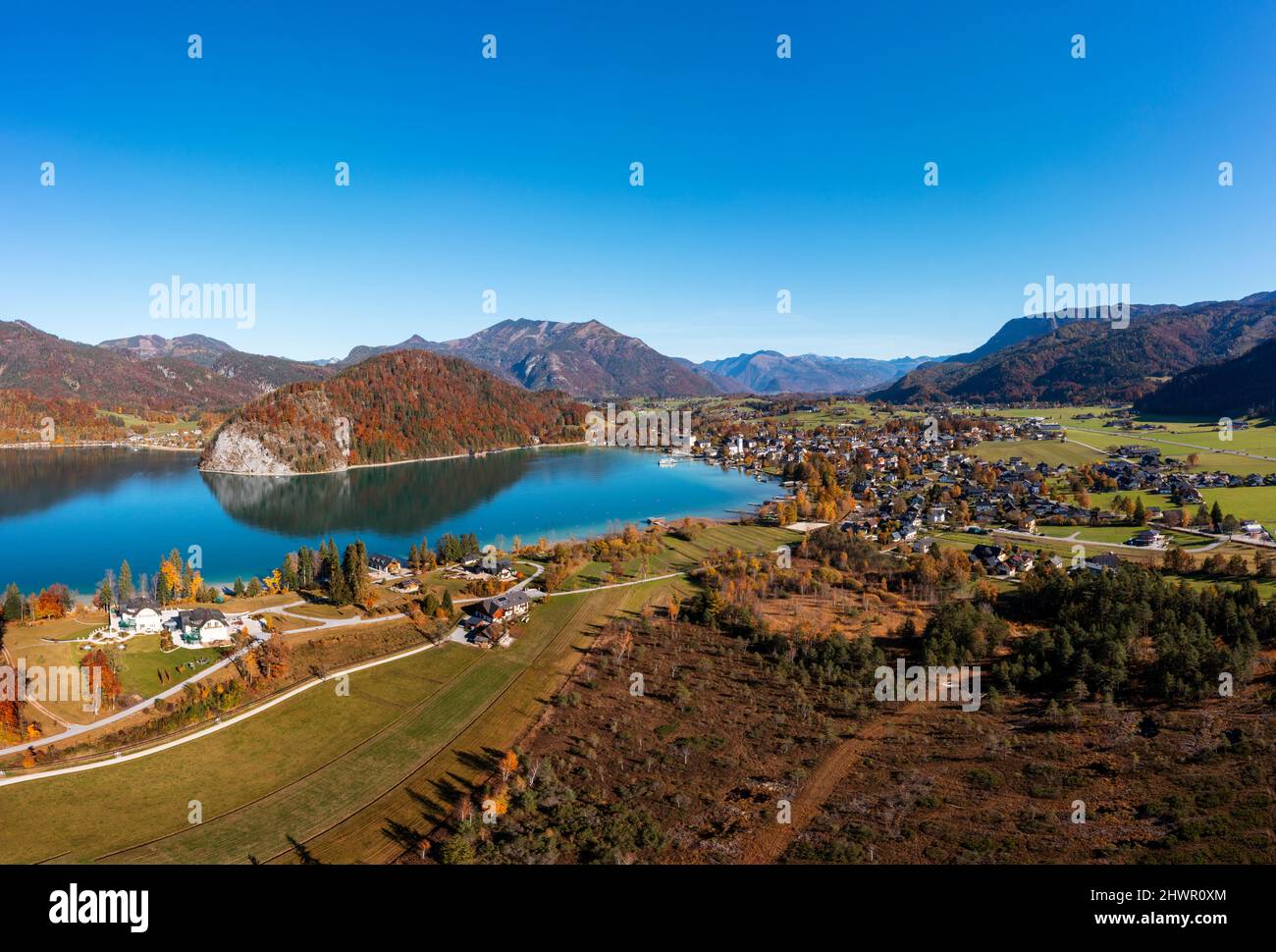 Autriche, Salzbourg, Sankt Wolfgang im Salzkammergut, Drone vue sur le lac Wolfgang et le village environnant en automne Banque D'Images