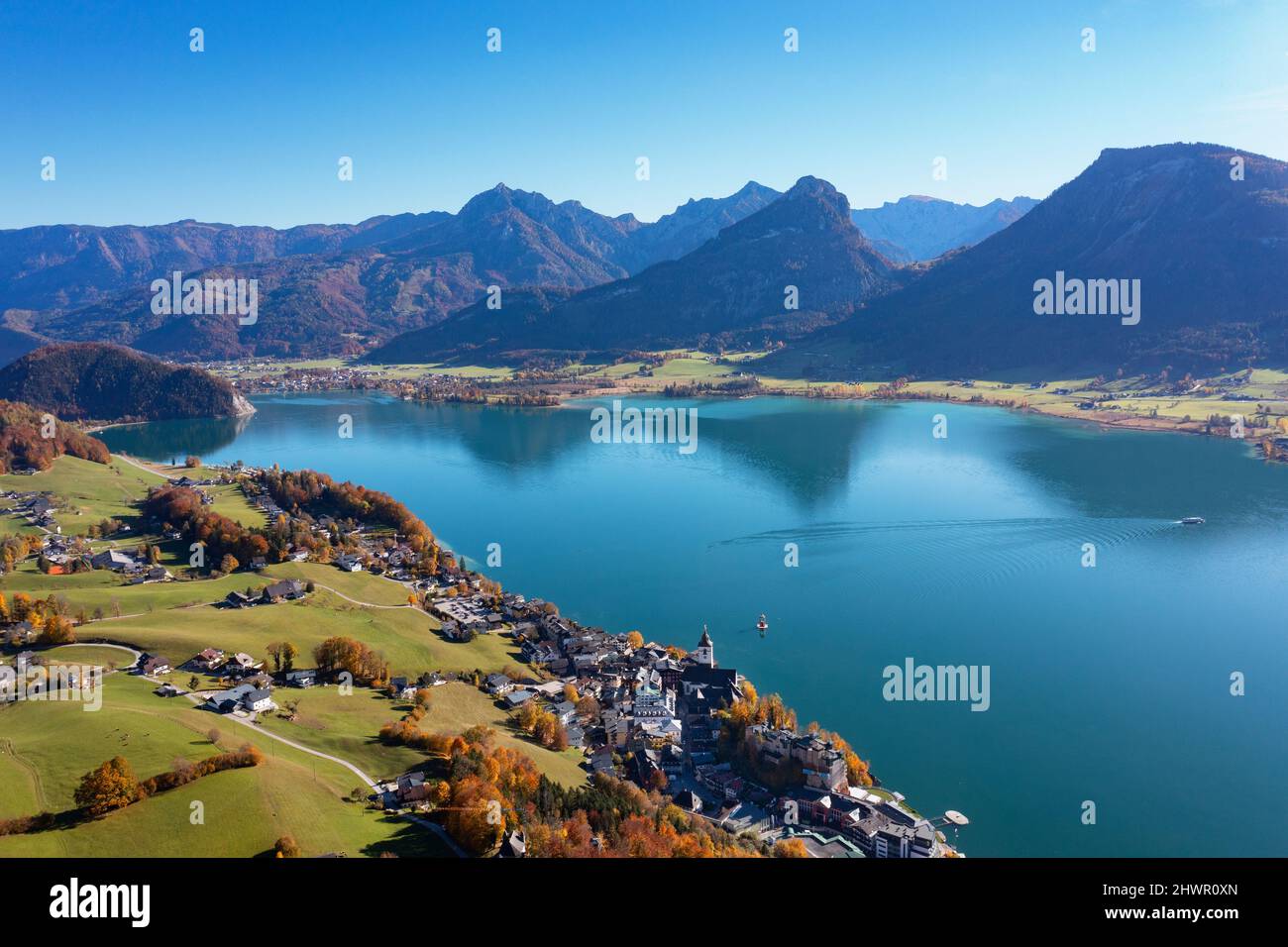 Autriche, Salzbourg, Sankt Wolfgang im Salzkammergut, Drone vue sur le lac Wolfgang et le village environnant en automne Banque D'Images