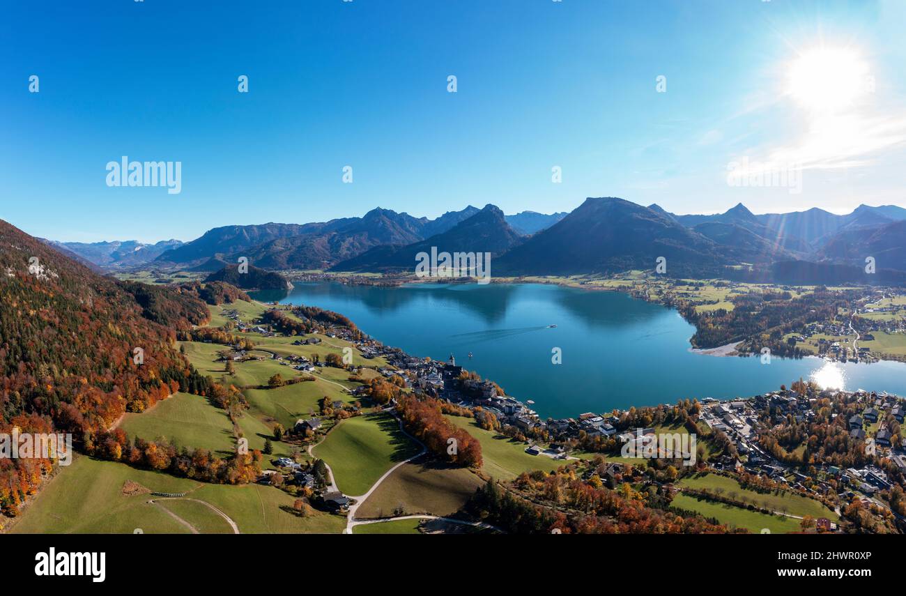 Autriche, Salzbourg, Sankt Wolfgang im Salzkammergut, Drone vue sur le lac Wolfgang et le village environnant le jour ensoleillé de l'automne Banque D'Images