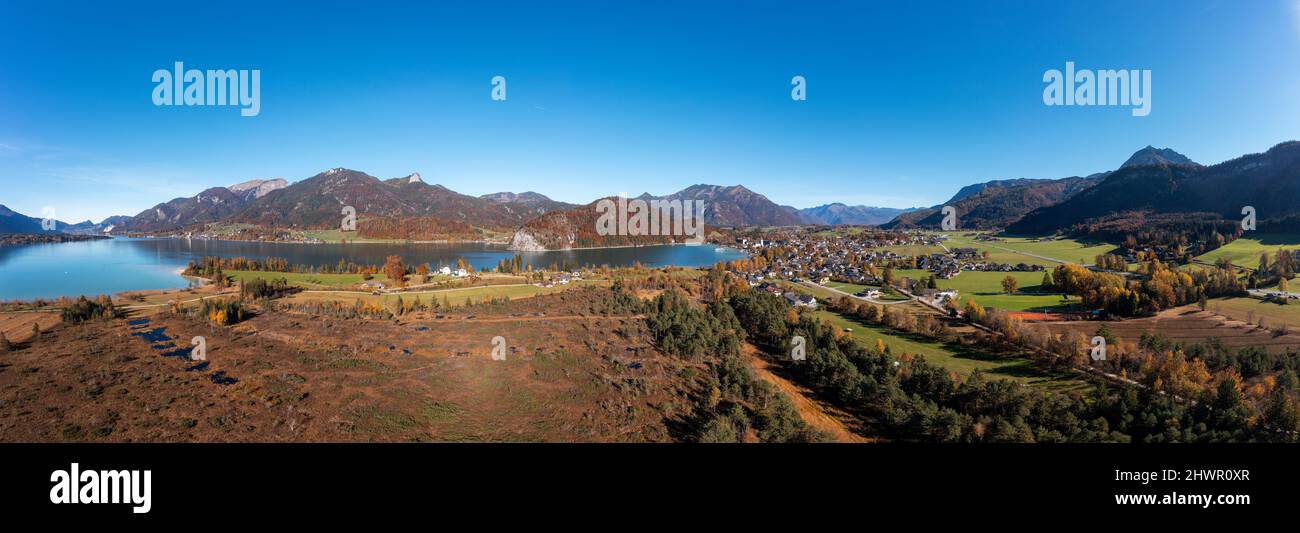 Autriche, Salzbourg, Sankt Wolfgang im Salzkammergut, Drone panorama sur le lac Wolfgang et le village environnant en automne Banque D'Images