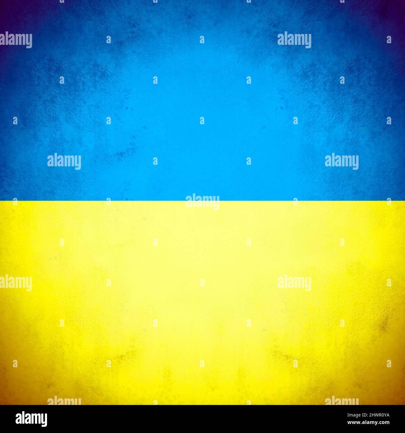 Ukraine drapeau national couleurs sur le mur rustique texture fond, image carrée. Banque D'Images
