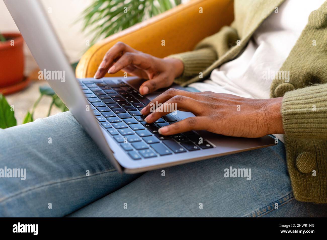 Freelance dactylographiant sur le clavier d'un ordinateur portable à la maison Banque D'Images