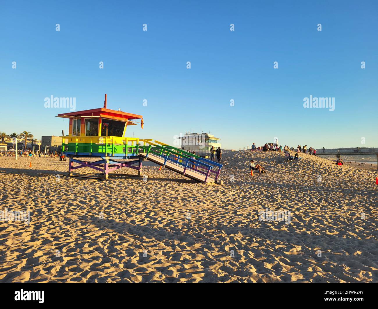 Hermosa Beach, Californie, États-Unis - février 26 2022 : station de sauveteurs peinte en couleurs arc-en-ciel pour le mois de la fierté Banque D'Images