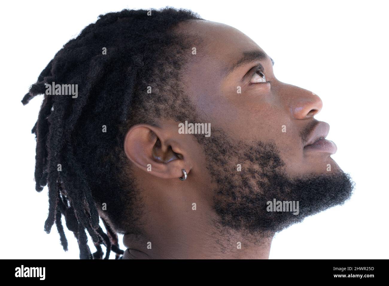 Un portrait d'un homme élégant qui regarde vers le haut Banque D'Images