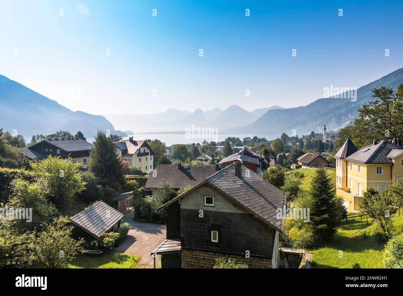 Autriche, Salzbourg, Sankt Gilgen, ville sur les rives du lac Wolfgang en été Banque D'Images