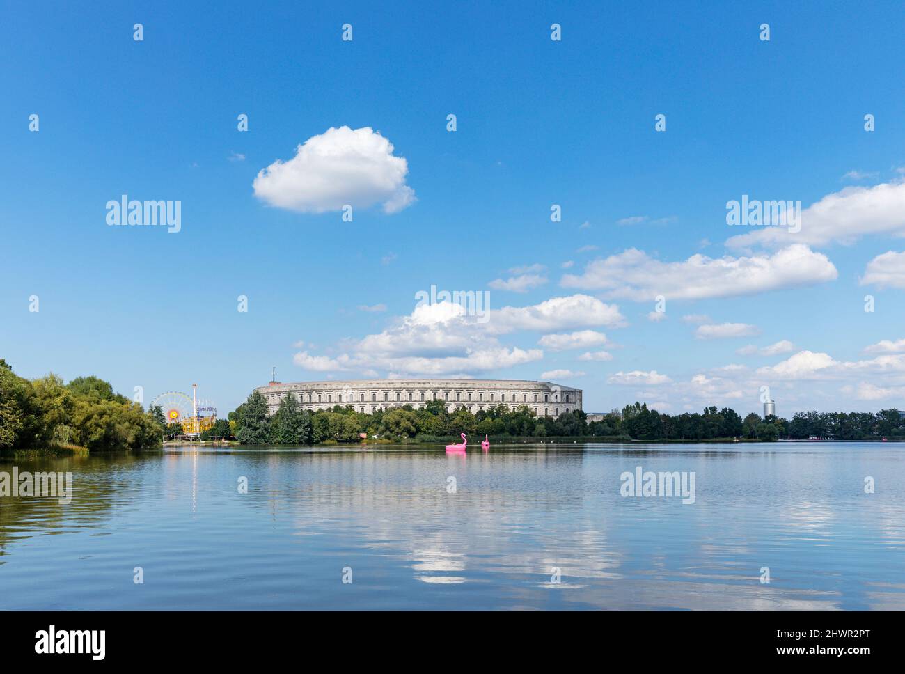 Allemagne, Bavière, Nuremberg, ciel sur le lac de Grosser Dutzendteich avec salle des congrès en arrière-plan Banque D'Images