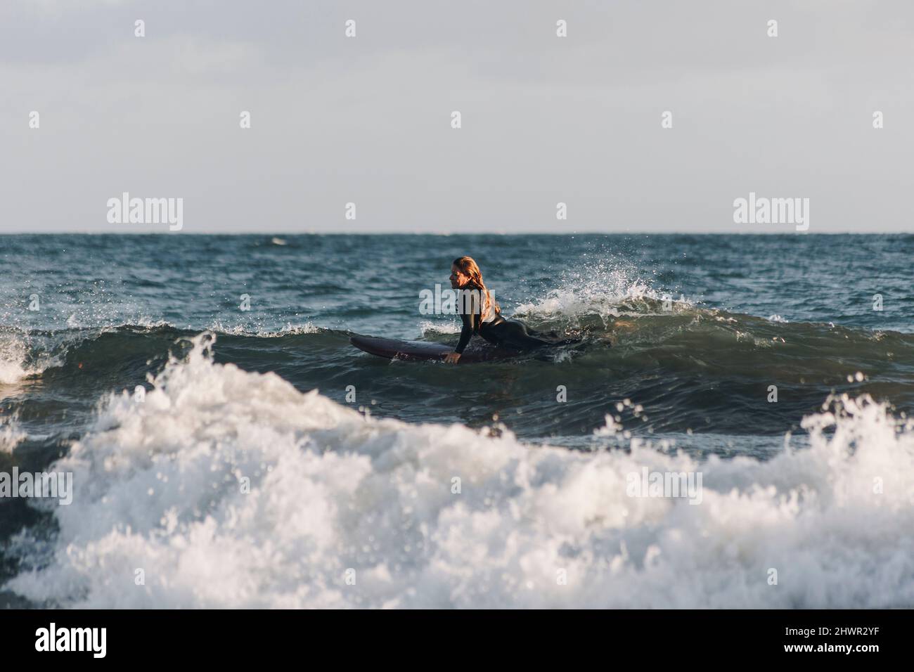 Femme en combinaison surfant en mer, Grande Canarie, îles Canaries Banque D'Images