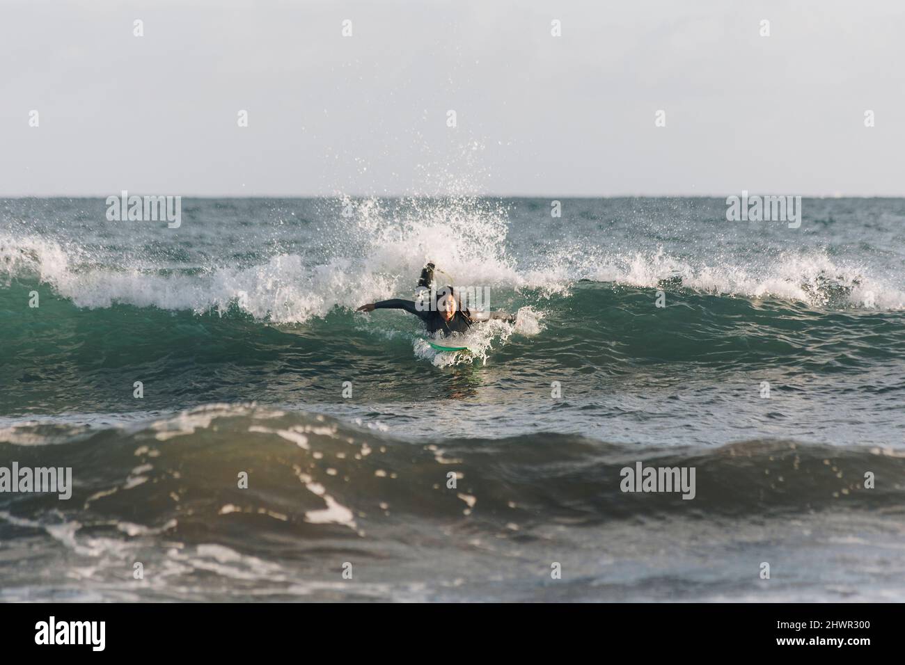 Femme insouciante surfant en mer, Grande Canarie, îles Canaries Banque D'Images