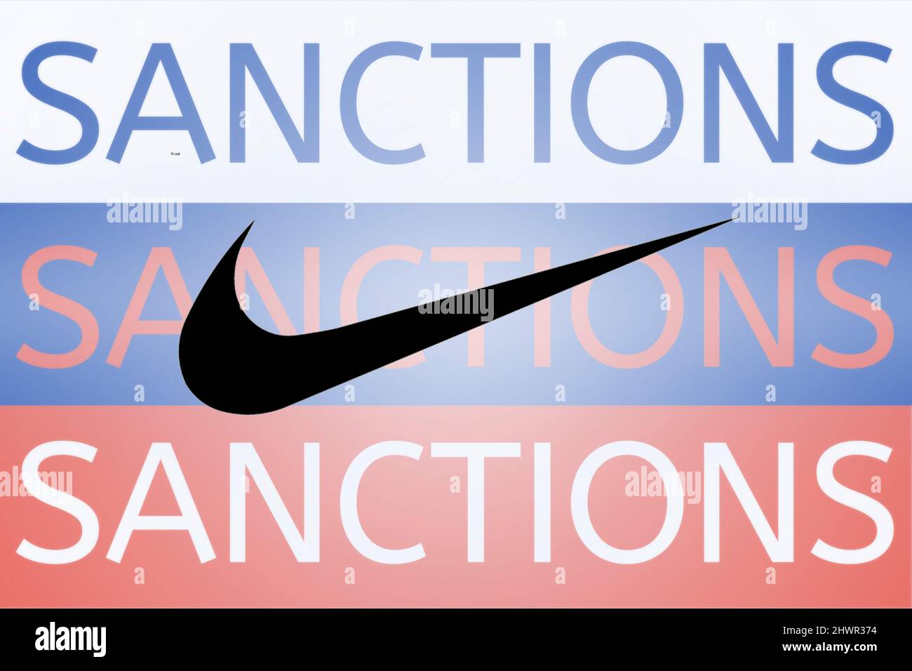 Logo Nike devant le texte de sanction sur le drapeau russe. De nouvelles sanctions contre la Russie suite à son invasion de l'Ukraine. Mars 2022, San Francisco, États-Unis Banque D'Images