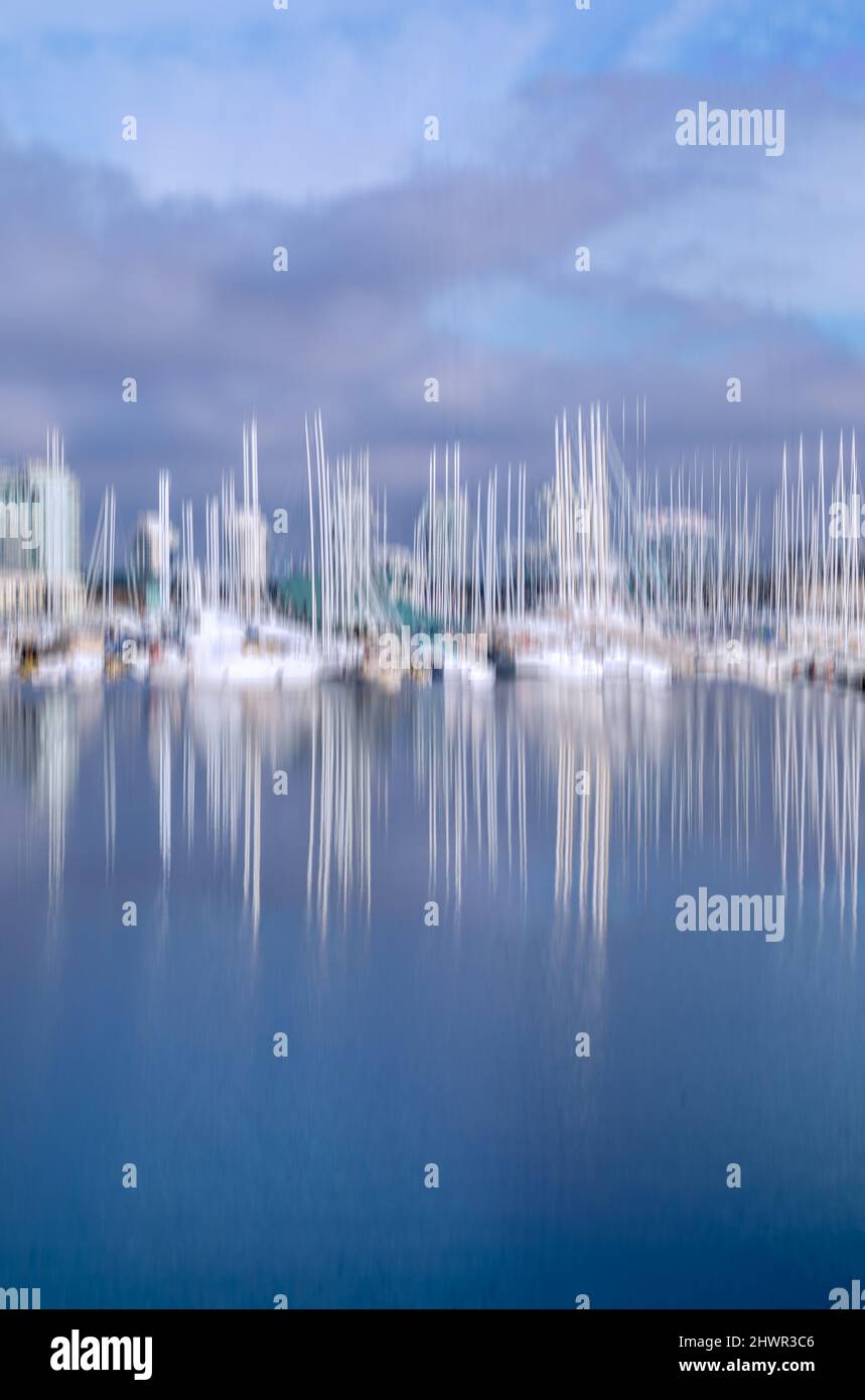 Paysage abstrait; bateaux, yachts et arrière-plan de bâtiments dans le port de False Creek, Vancouver Colombie-Britannique Canada, paysage marin. Banque D'Images