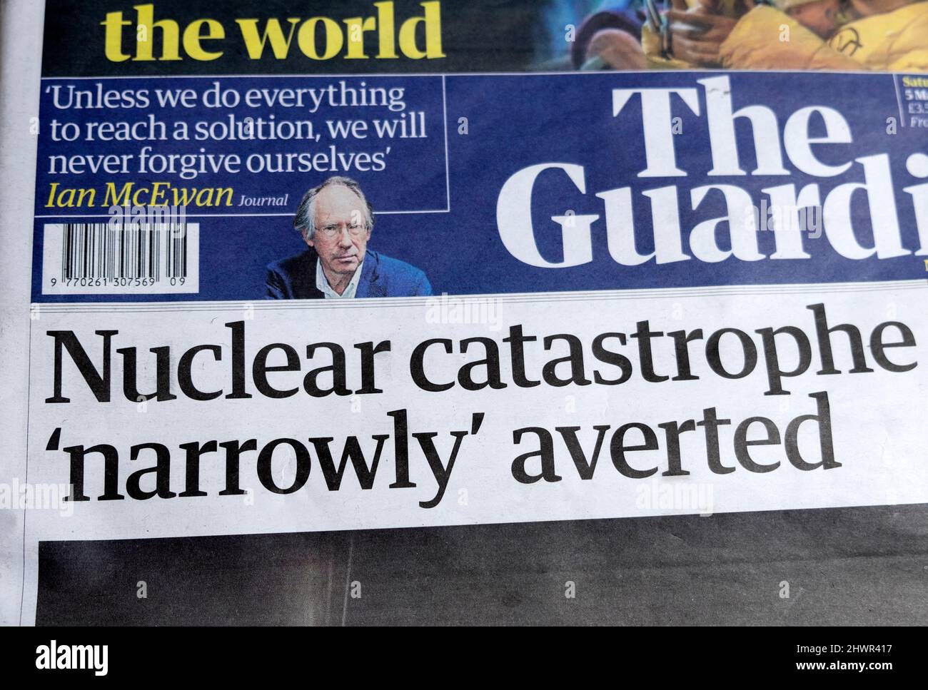 "Catastrophe nucléaire "étroitement" évitée" Russie Ukraine russe Ukraine guerre ukrainienne conflit journal titres 5 mars 2022 Londres Angleterre Royaume-Uni Banque D'Images