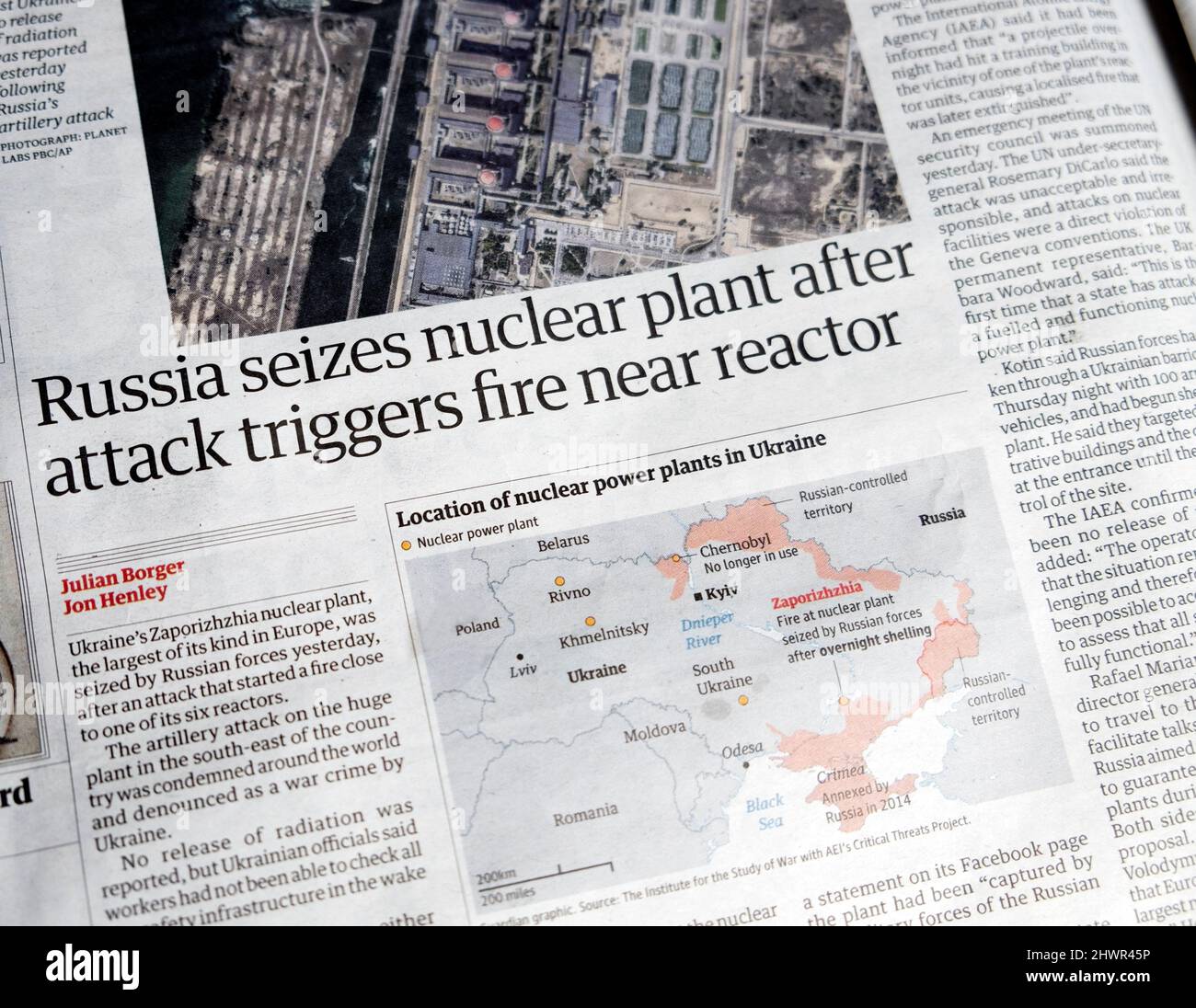 « La Russie saisit une centrale nucléaire après que l'attaque déclenche un incendie à proximité d'un réacteur » le journal Guardian manchettes nouvelles plan d'écrêtage 4 mars 2022 Londres Angleterre Royaume-Uni Banque D'Images