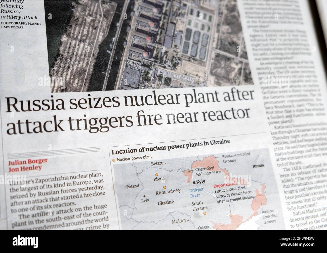 « La Russie saisit une centrale nucléaire après que l'attaque déclenche un incendie à proximité du réacteur » les forces russes attaquent le journal Guardian Headline 4 mars 2022 Londres Angleterre Royaume-Uni Banque D'Images