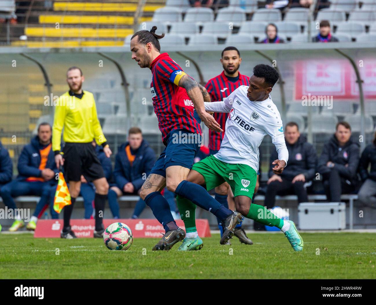 Sports, football, Ligue régionale Ouest, 2021/2022, Wuppertaler SV vs. SC Preussen Muenster 1-1, scène du match, Felix Backszat (WSV) a laissé un Henok Teklab (SC), derrière Noah Salau (WSV) Banque D'Images