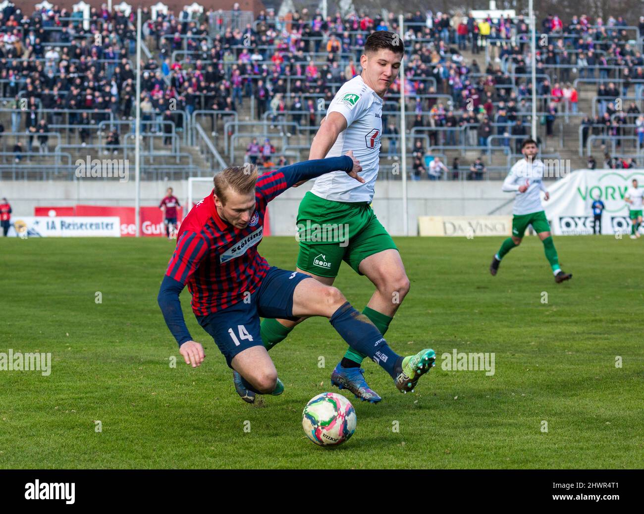 Sports, football, Ligue régionale Ouest, 2021/2022, Wuppertaler SV vs. SC Preussen Muenster 1-1, scène du match, Philipp Hanke (WSV) gauche et Darius Dacian Ghidodvean (SC) Banque D'Images