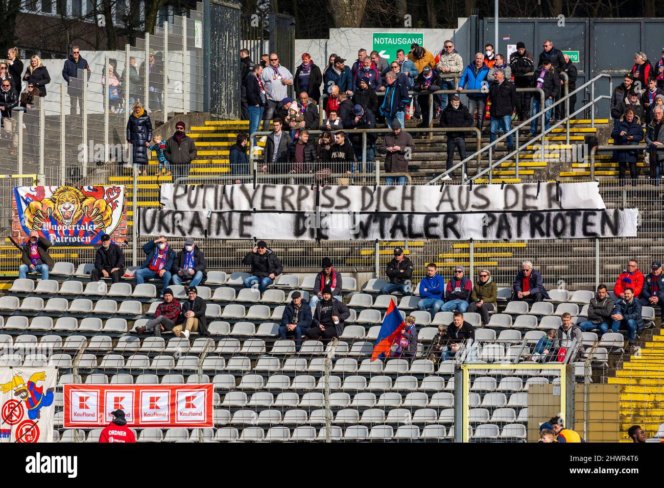 Sports, football, Ligue régionale Ouest, 2021/2022, Wuppertaler SV vs. SC Preussen Muenster 1-1, les fans de football de Wuppertal présentent une bannière avec la demande à Wladimir Poutine d'arrêter la guerre en Ukraine après les invasions russes Banque D'Images