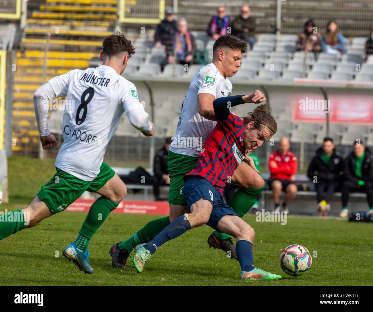 Sports, football, Ligue régionale Ouest, 2021/2022, Wuppertaler SV vs. SC Preussen Muenster 1-1, scène du match, f.l.t.n. Jules Schwadorf (SC), Nicolai Remberg (SC), Semir Saric (WSV) Banque D'Images