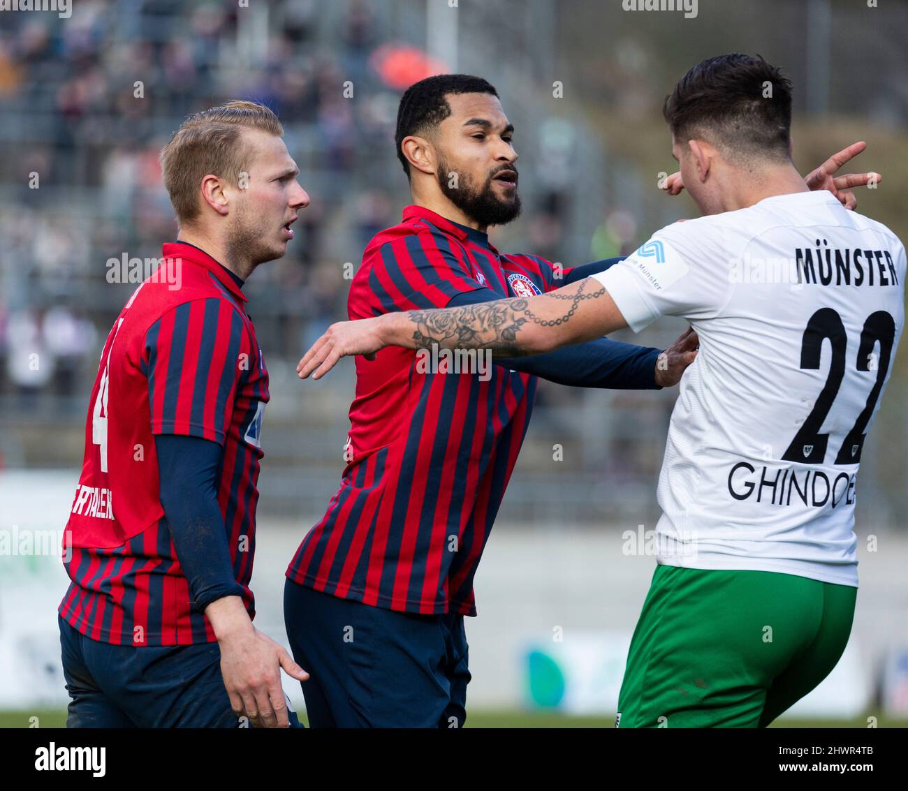 Sports, football, Ligue régionale Ouest, 2021/2022, Wuppertaler SV vs. SC Preussen Muenster 1-1, disput, wrangling, f.l.t.n. Philipp Hanke (WSV), Noah Salau (WSV), Darius Dacian Ghidopvean (SC) Banque D'Images
