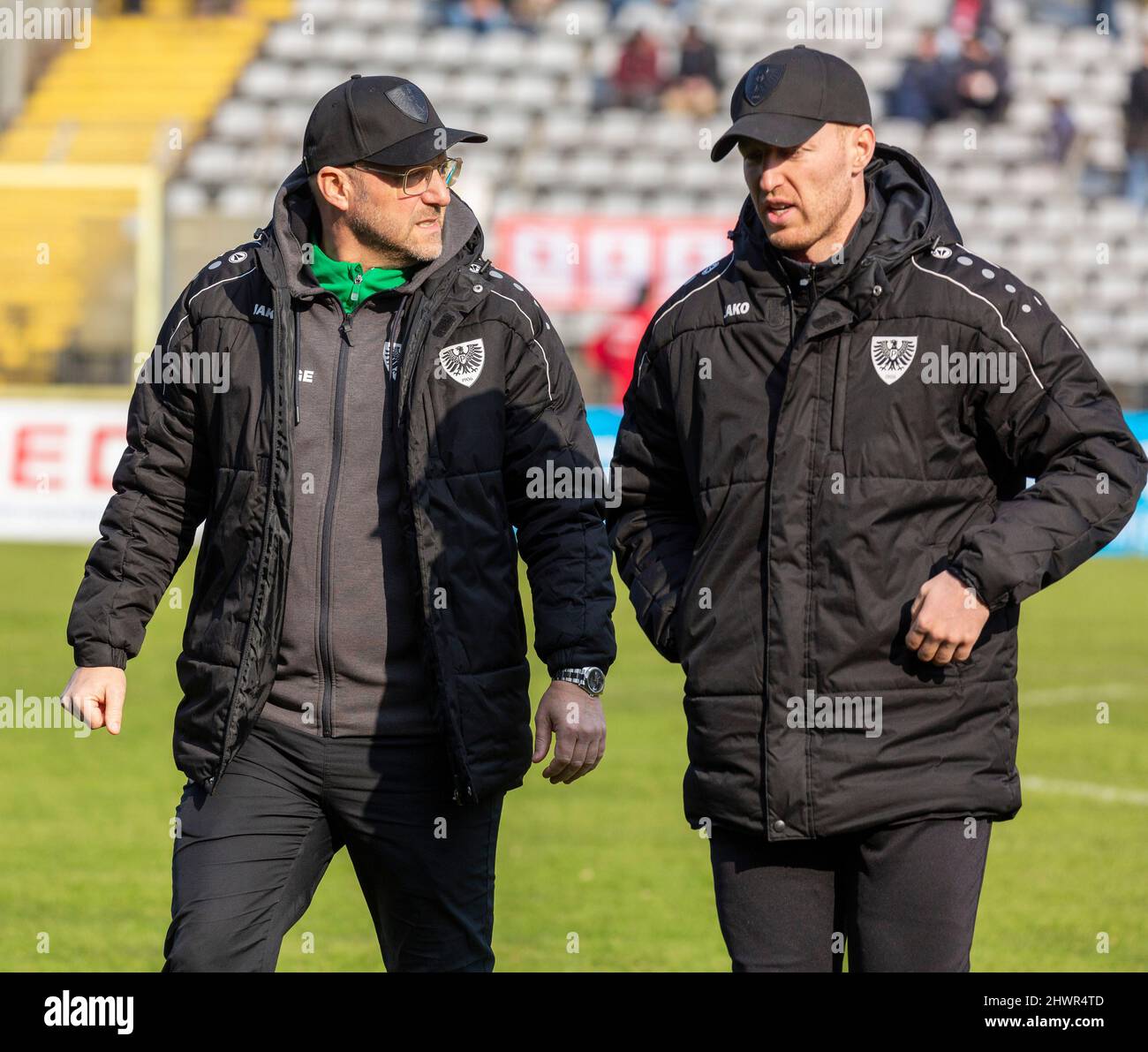 Sports, football, Ligue régionale Ouest, 2021/2022, Wuppertaler SV vs. SC Preussen Muenster 1-1, entraîneur en chef Sascha Hildmann (SC) gauche et entraîneur adjoint Louis cordes (SC) Banque D'Images