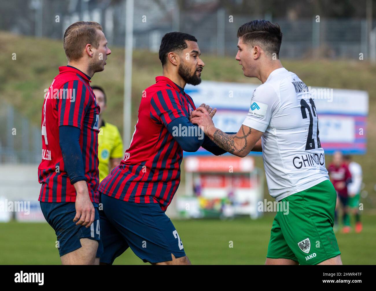 Sports, football, Ligue régionale Ouest, 2021/2022, Wuppertaler SV vs. SC Preussen Muenster 1-1, disput, wrangling, f.l.t.n. Philipp Hanke (WSV), Noah Salau (WSV), Darius Dacian Ghidopvean (SC) Banque D'Images