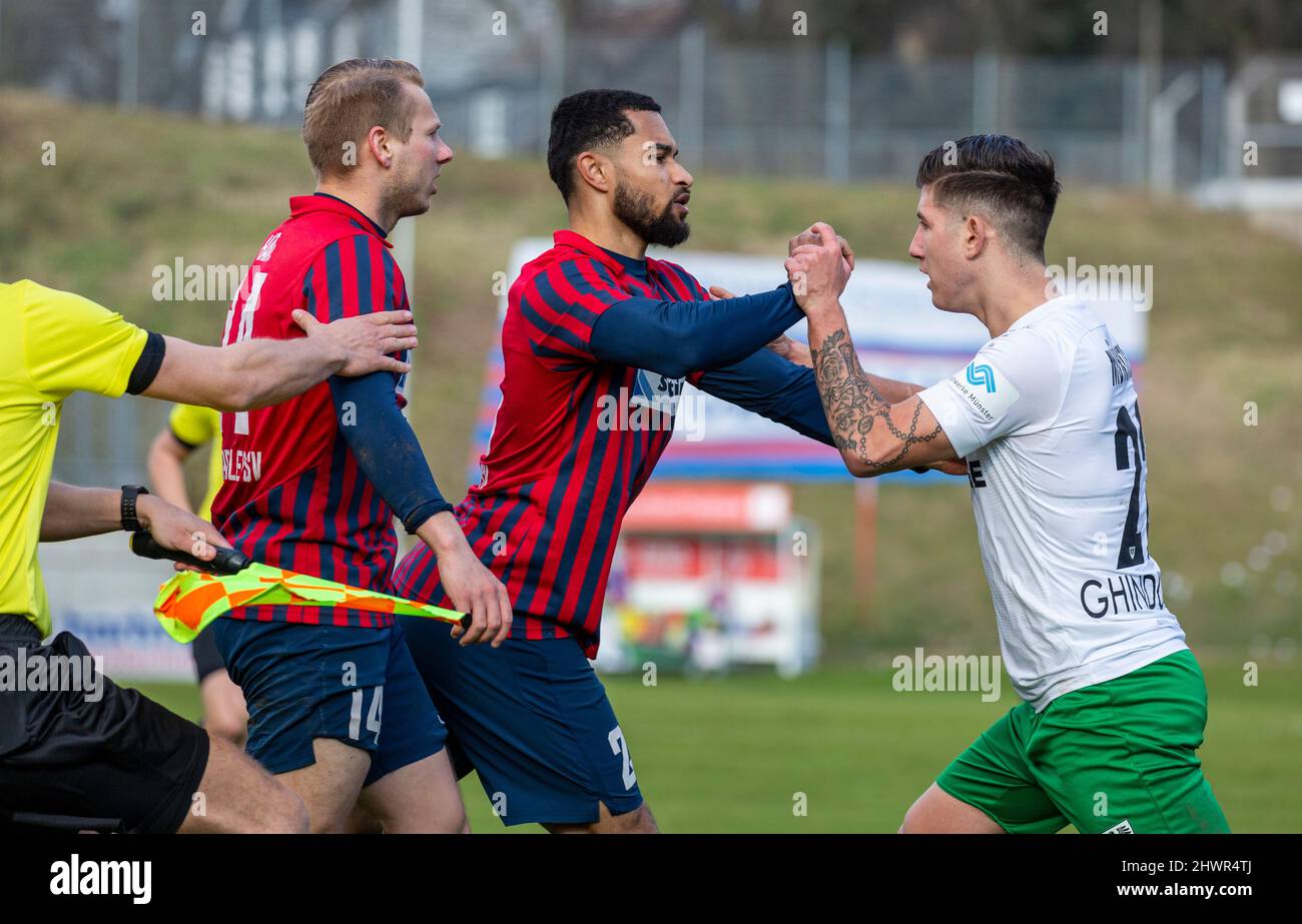 Sports, football, Ligue régionale Ouest, 2021/2022, Wuppertaler SV vs. SC Preussen Muenster 1-1, disput, wrangling, f.l.t.n. Philipp Hanke (WSV), Noah Salau (WSV), Darius Dacian Ghidopvean (SC) Banque D'Images