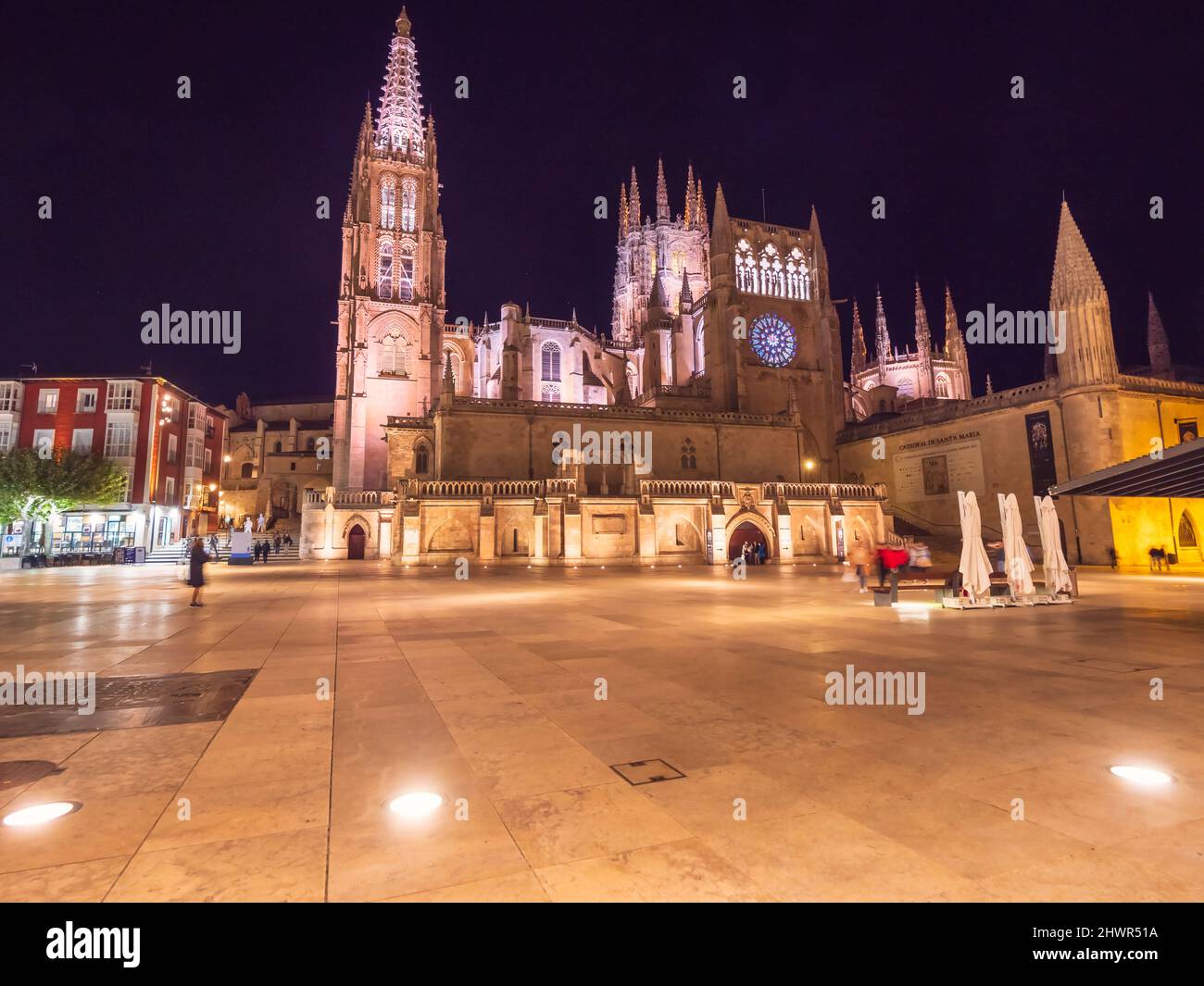 Espagne, Castille et Léon, Burgos, place devant la cathédrale illuminée de Sainte Marie de Burgos la nuit Banque D'Images