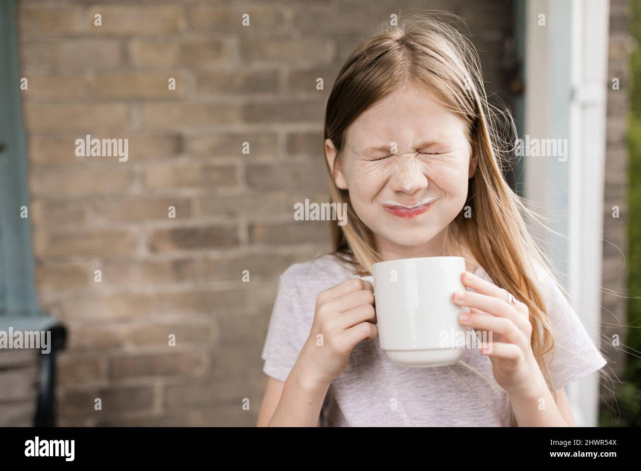 Petite fille mignonne avec une moustache en lait Banque D'Images