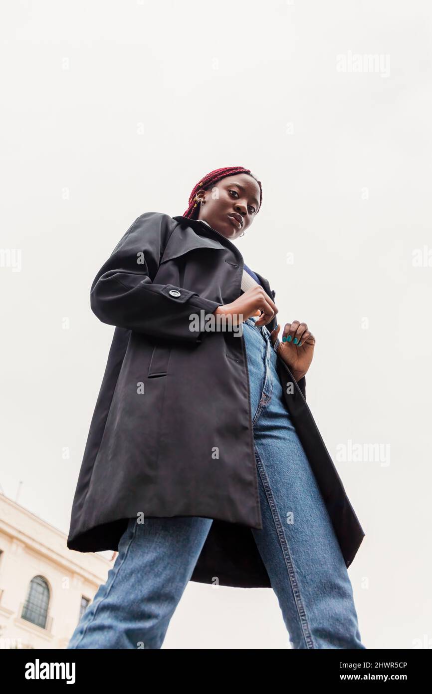 Jeune femme confiante en veste noire Banque D'Images