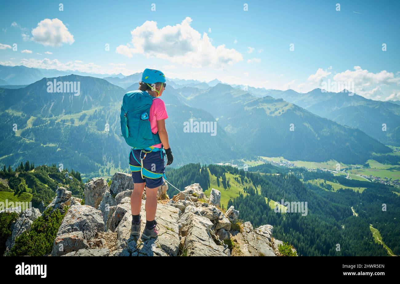 Femme avec sac à dos debout au sommet de la montagne Banque D'Images