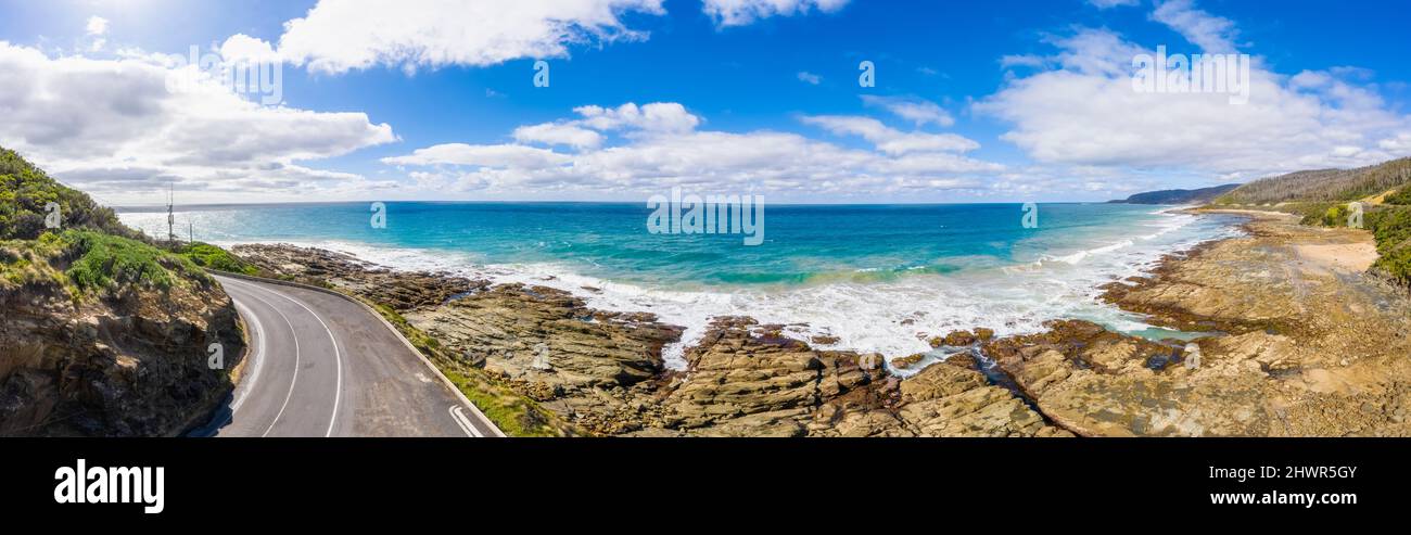 Australie, Victoria, vue panoramique sur la côte accidentée et le tronçon de la Great Ocean Road en été Banque D'Images