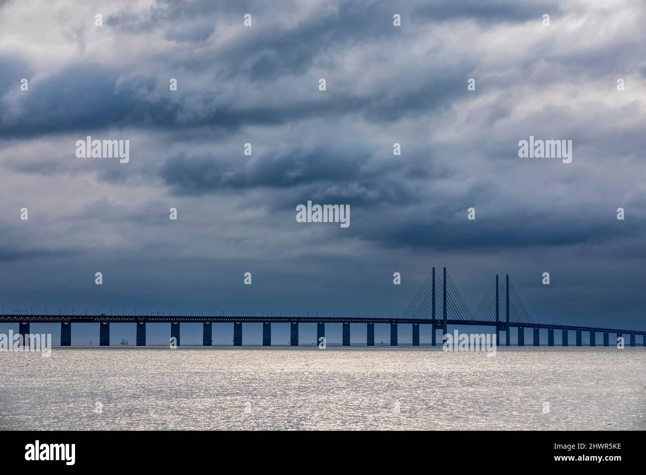 Ciel nuageux au-dessus du détroit de son avec silhouette du pont d'Oresund en arrière-plan Banque D'Images