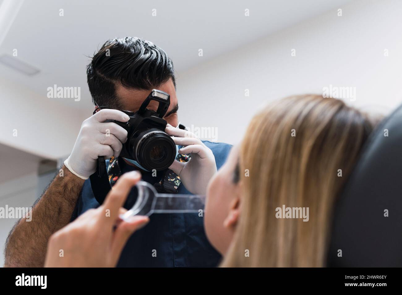 Dentiste photographiant les dents du patient à l'aide d'un appareil photo dans une clinique médicale Banque D'Images