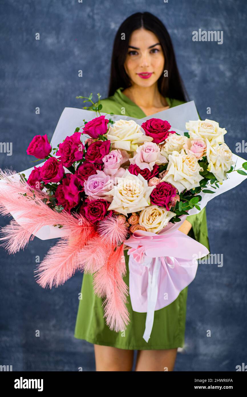 Young girl big bouquet flowers Banque de photographies et d'images à haute  résolution - Alamy
