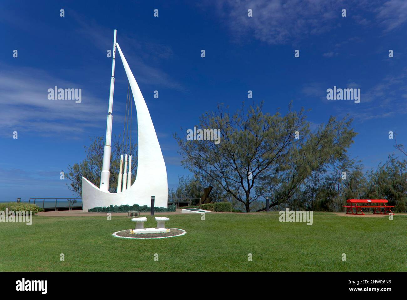 Le navire chantant au parc Emu est un monument majestueux qui commémore les explorations du capitaine James Cook. Banque D'Images
