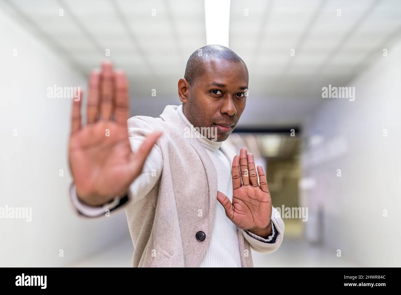 Bald man signe d'arrêt de commande à la station de métro Banque D'Images