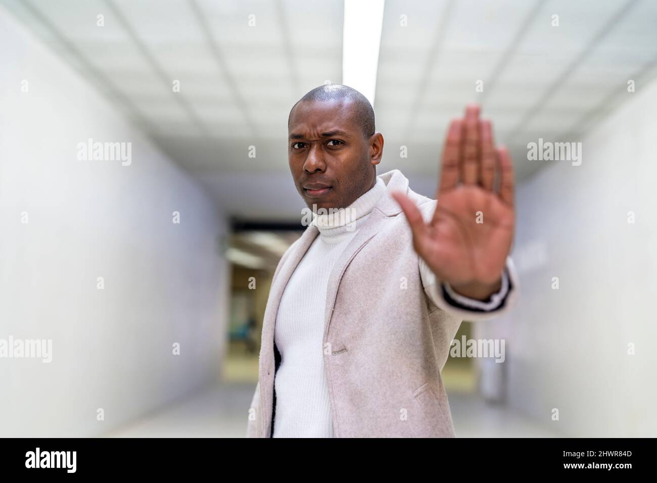 Panneau d'arrêt de l'homme gesturant dans la station de métro Banque D'Images
